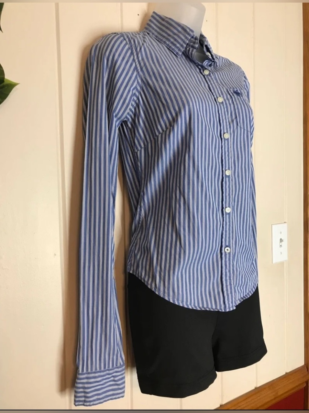 Abercrombie & Fitch LS Blue & White Stripe Button Down Blouse
Small 4 - 6
Pocket - Picture 7 of 16